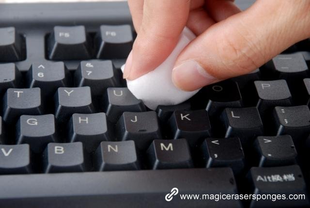 magic melamine sponge clean the dirty keyboard